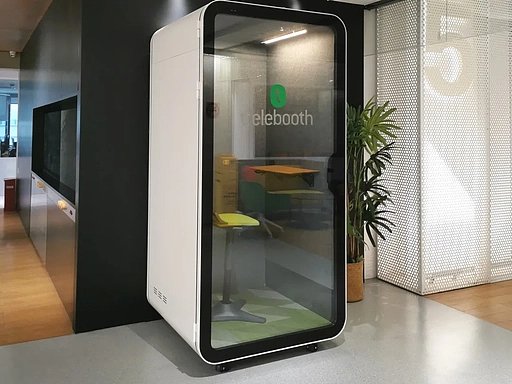 Pourquoi les cabines acoustiques ont parfois un son “en boîte” & comment l’ingénierie y remédie