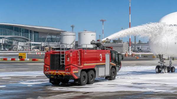 Choosing Firefighting Equipment for Airports by Response Scenario