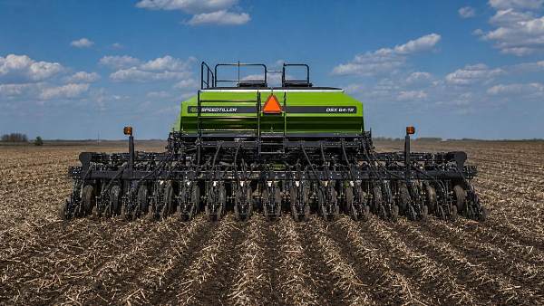 Planters for Large Acreage Farms: Row Units, Downforce, and Seed Metering Explained