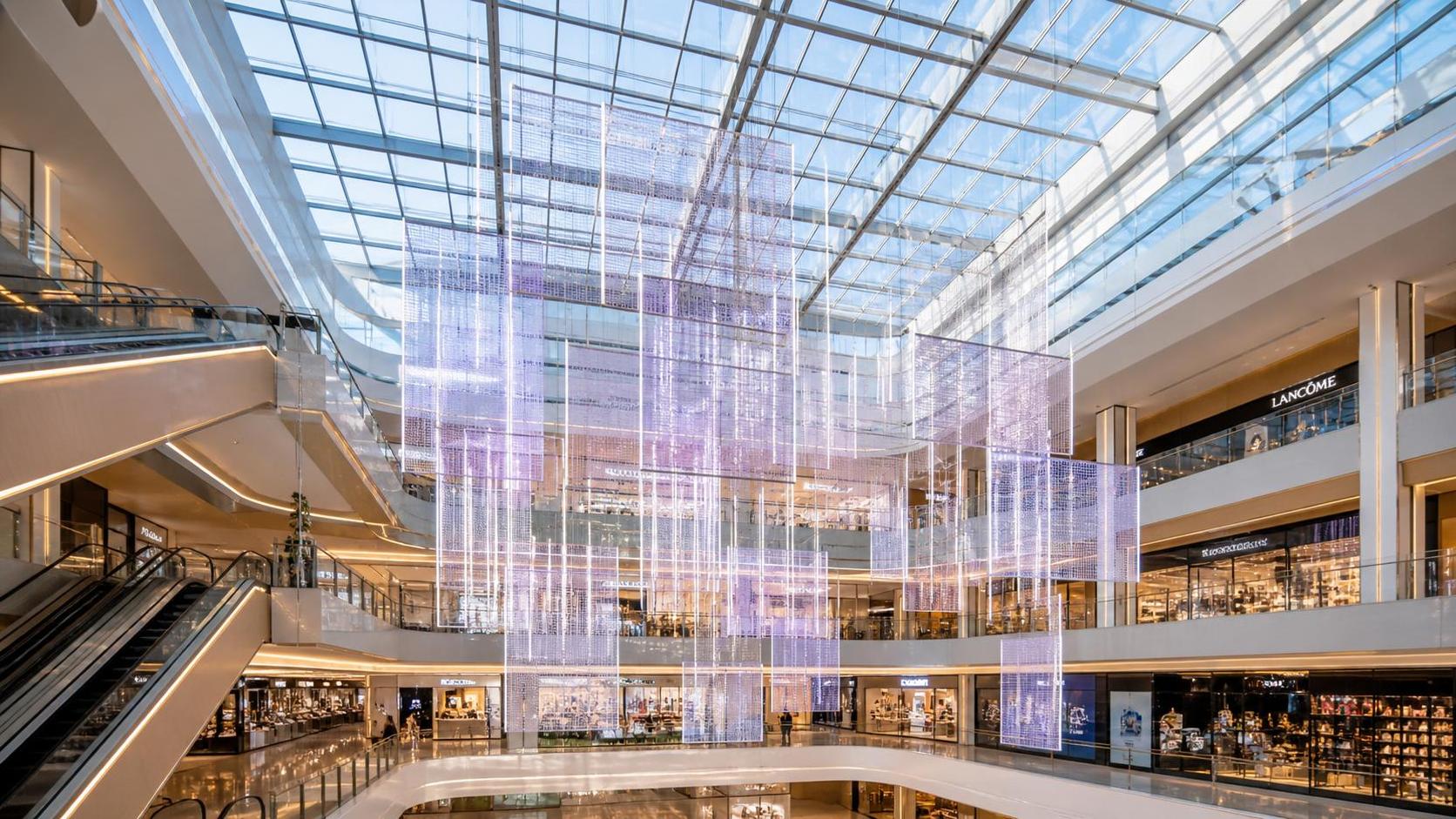 How to Specify Kinetic Retail Displays for Atriums Without Blocking Sightlines?