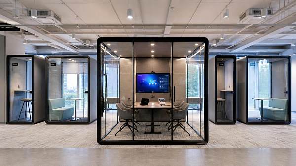 How many people should an acoustic meeting pod accommodate?