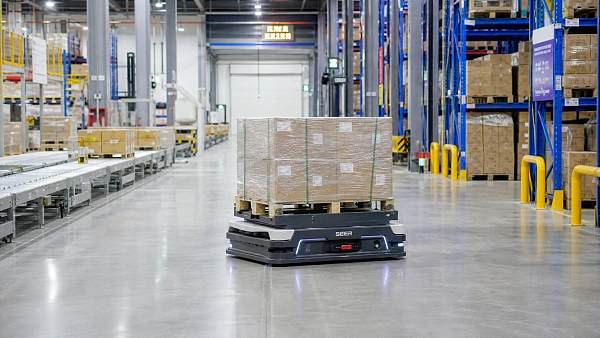 How to Choose AMR Robots for Pallet Transport in Warehouses and Production