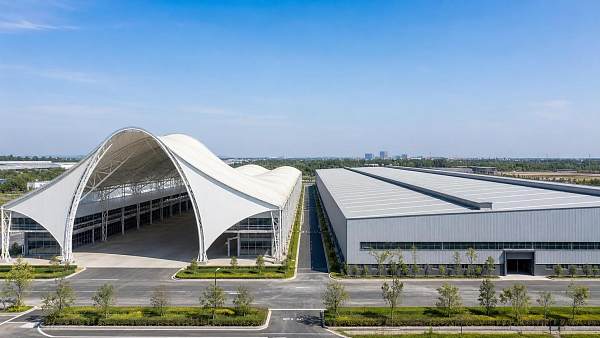 Lightweight Building Membranes vs Rigid Roofing in Tensile Structures