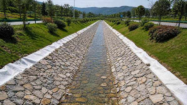 When do geotextiles improve the performance of erosion control systems?