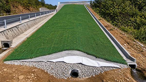 When are drainage fabrics needed beneath a slope protection mat?