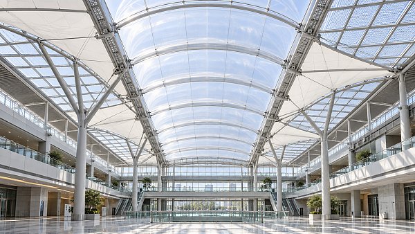ETFE Roof Structures Compared: Cushions, Single Layers, and Framed Systems