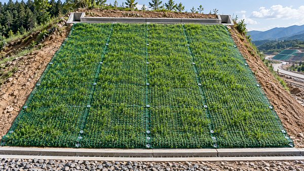 How to select synthetic slope protection mats for steep slopes