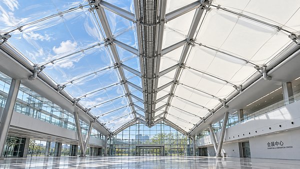 ETFE vs PTFE Roofing: Comparing Daylight, Structural Loads, and Upkeep