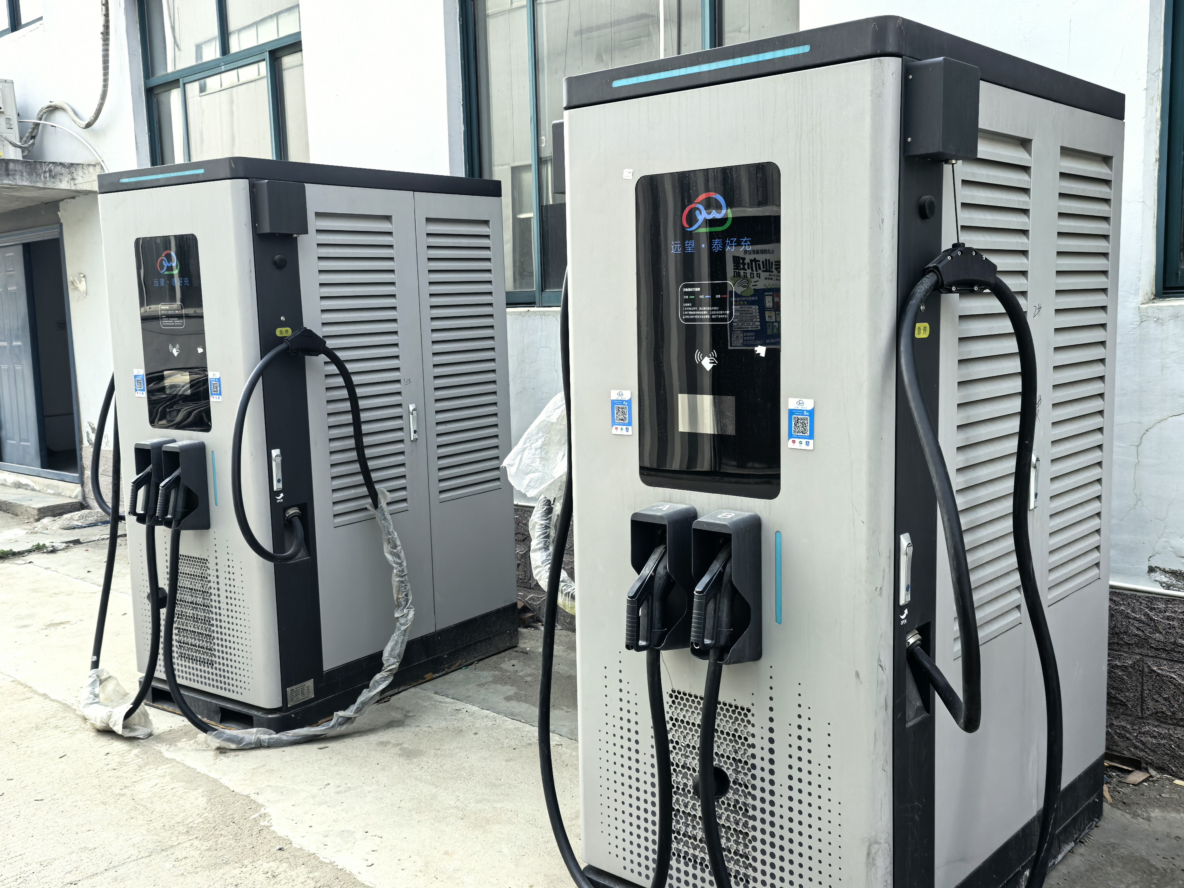 Dual-Gun High-Power DC Charging Station