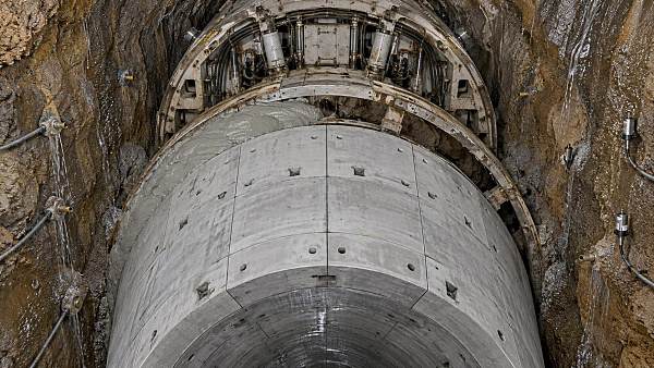 What contingency plan is required if grouting fails during segmental lining installation?