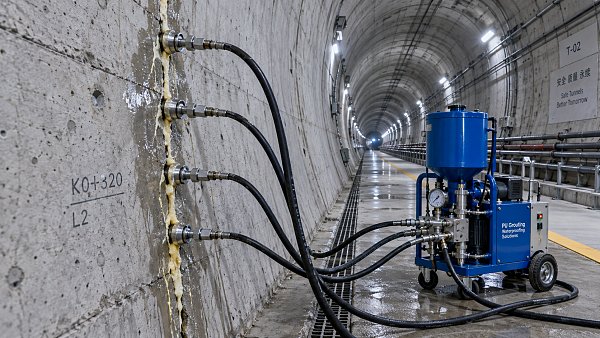 When should polyurethane chemical grout be used to seal tunnel leaks?