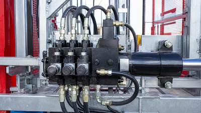 How to choose hydraulic valves for construction hoists that hold loads safely
