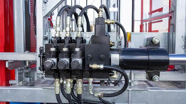 How to choose hydraulic valves for construction hoists that hold loads safely