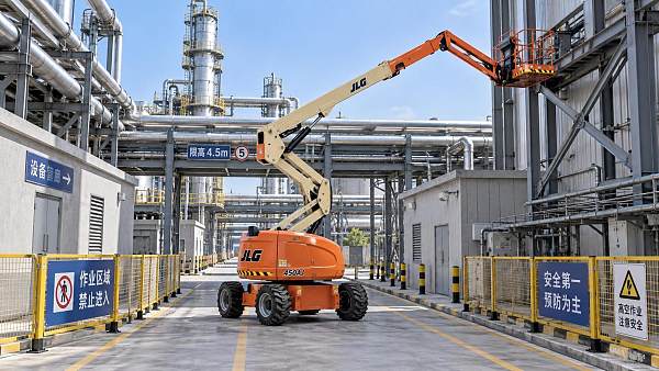 When high reach boom lifts are the safer choice for restricted sites