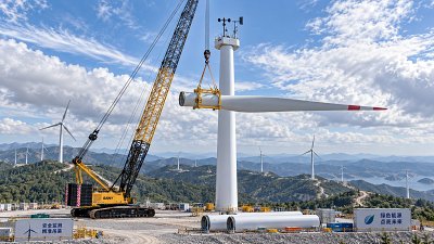 Wind turbine crane safety practices for lifting in high winds