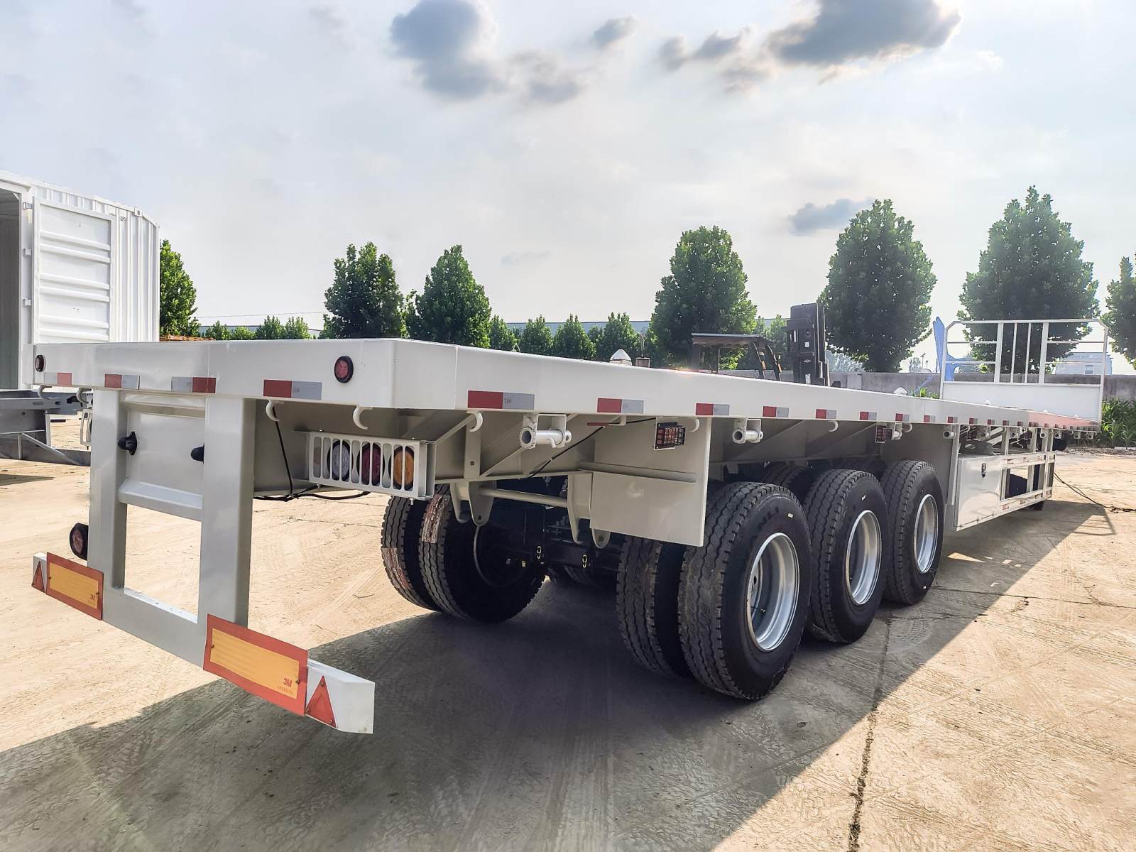 Extendable 3 Axle Flatbed Trailer