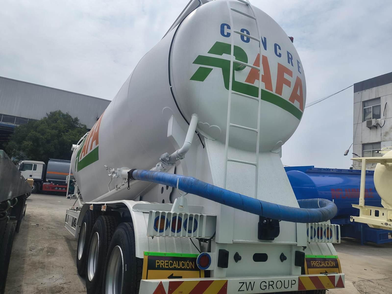 3 Axle 35CBM Pneumatic Cement Bulker Trailer