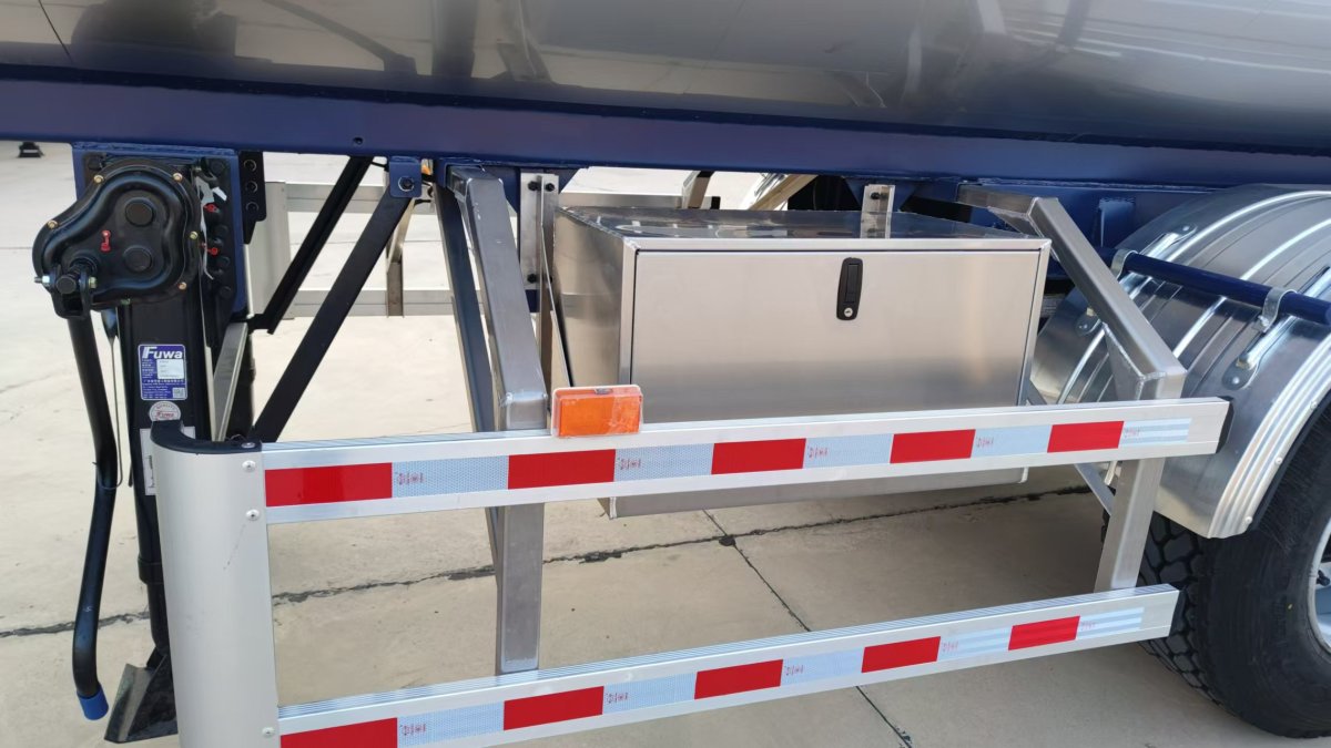 3 Axle 30000L Stainless Steel Milk Tanker Trailer (1) 3 Axle 30000L Stainless Steel Milk Tanker Trailer
