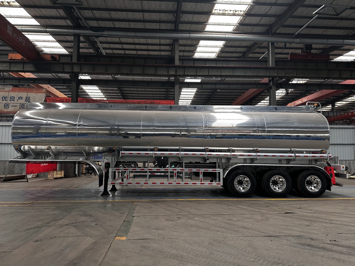 Mirror-Polished Aluminum Alloy Fuel Tank Semi Trailer (9) Mirror-Polished Aluminum Alloy Fuel Tank Semi Trailer