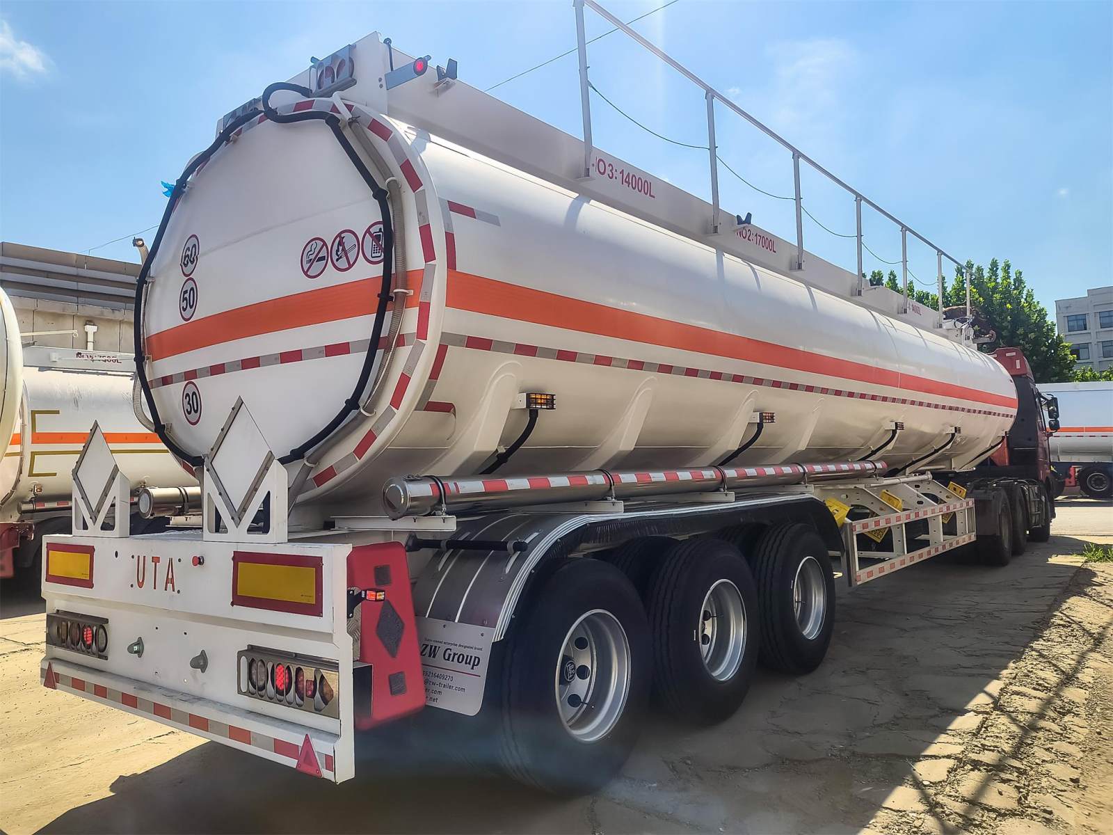 3 Axle 45000L Carbon Steel Fuel Tanker Semi Trailer