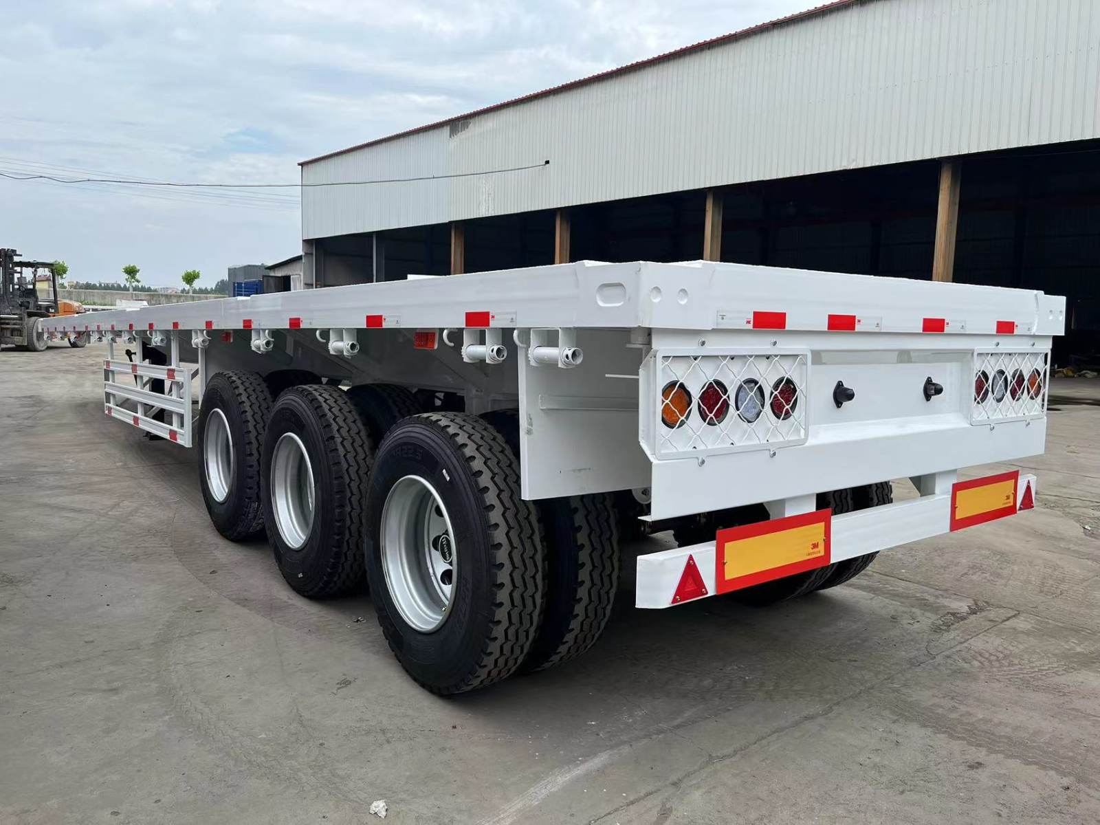 Factory Price 3 Axle Flatbed Semi Trailer