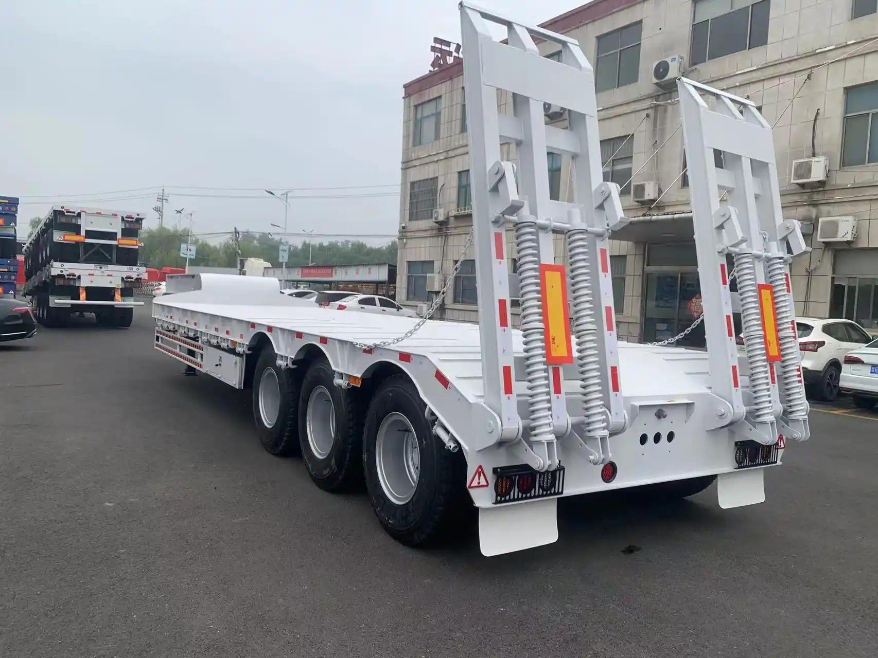 مقطورة منخفضة السطح 13.5m بثلاثة محاور