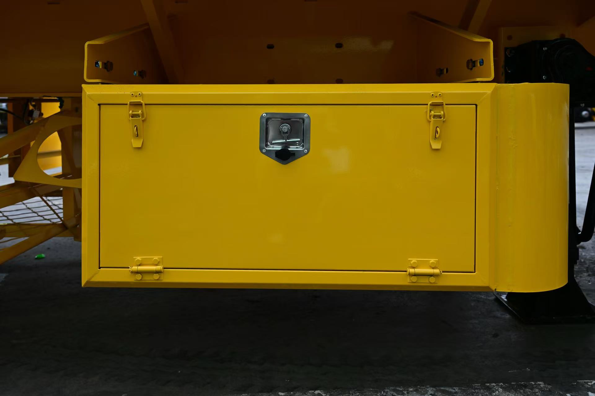 Semirreboque de parede lateral com 4 eixos e eixo elevável
