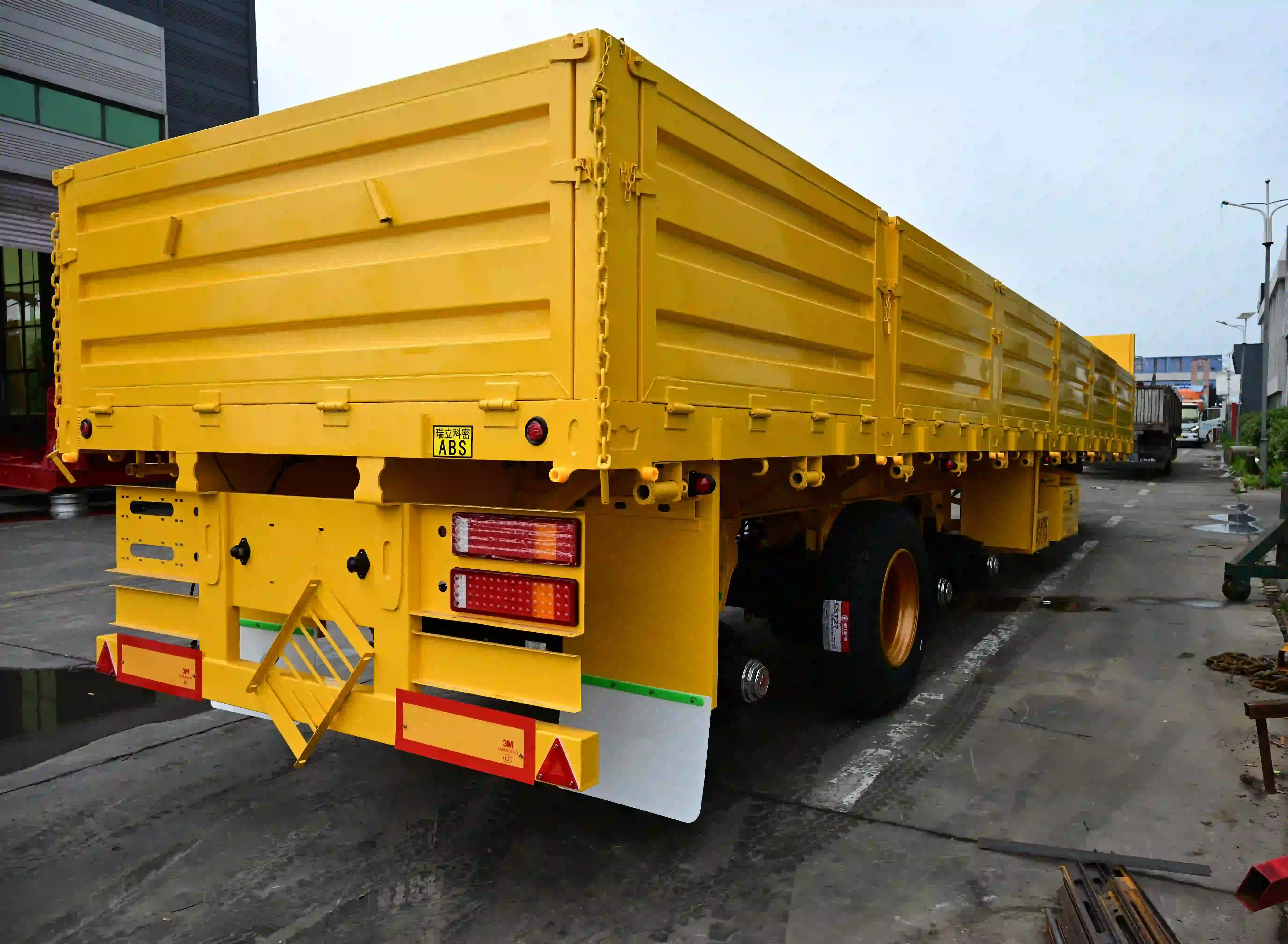 Mwongozo wa kuchagua trela ya kuta za pembeni yenye ekseli 4 kwa saruji iliyofungashwa kwenye mifuko na mizigo mchanganyiko