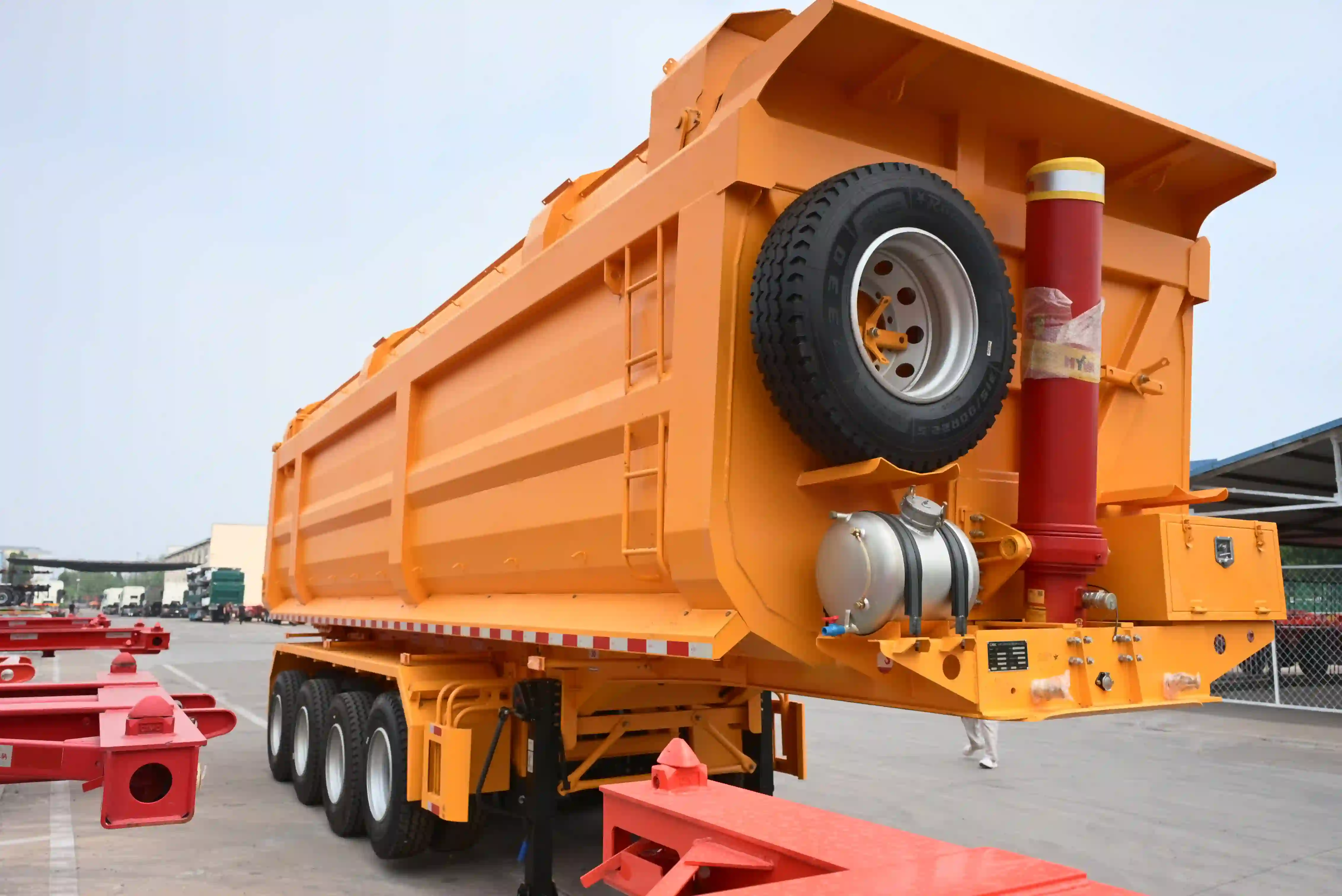 Nusu trela ya tipper ya ekseli 4 yenye ekseli ya mbele inayoinuliwa
