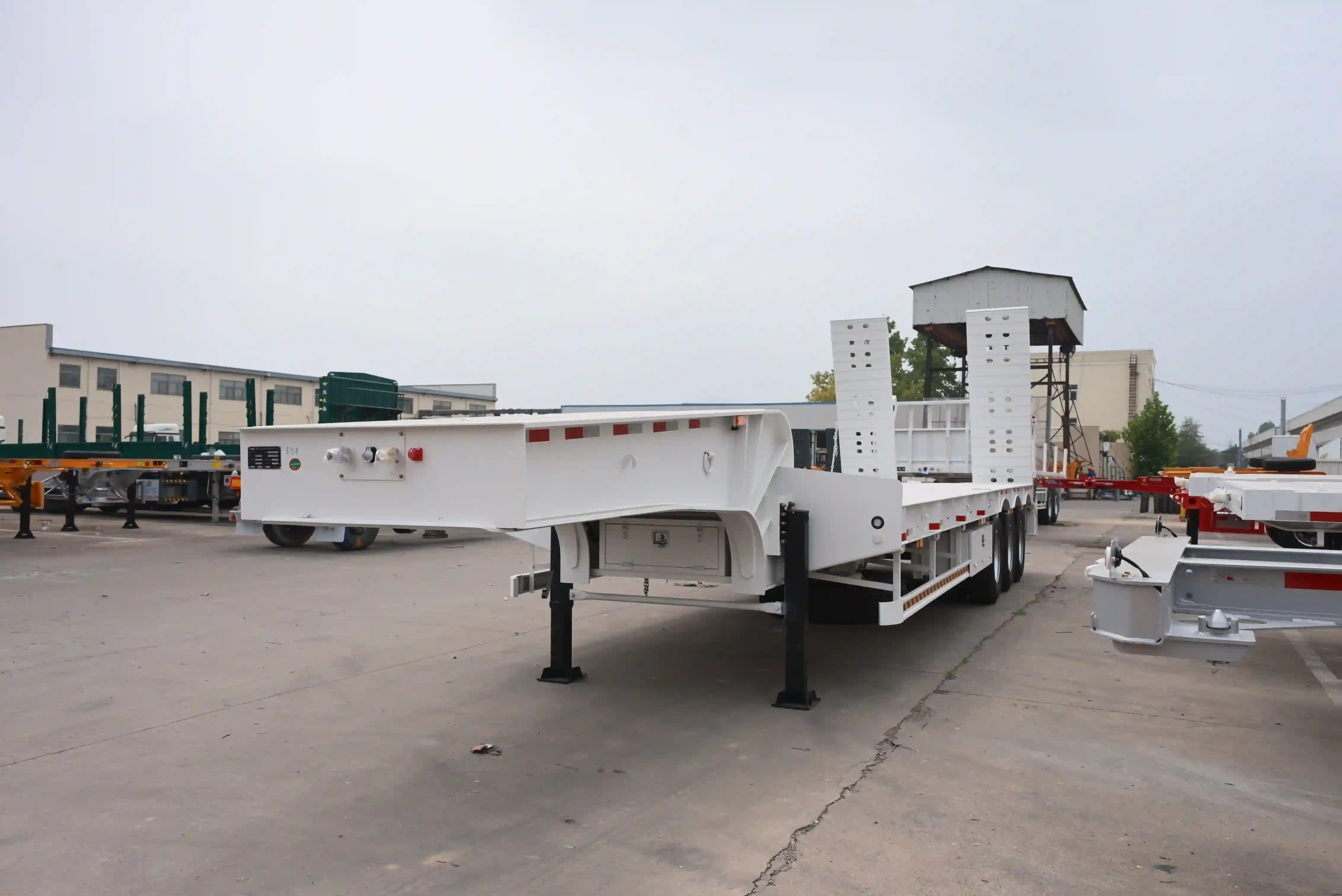 Semi-Trailer Lowbed Gooseneck 3 Gandar dengan Ramp Hidraulik