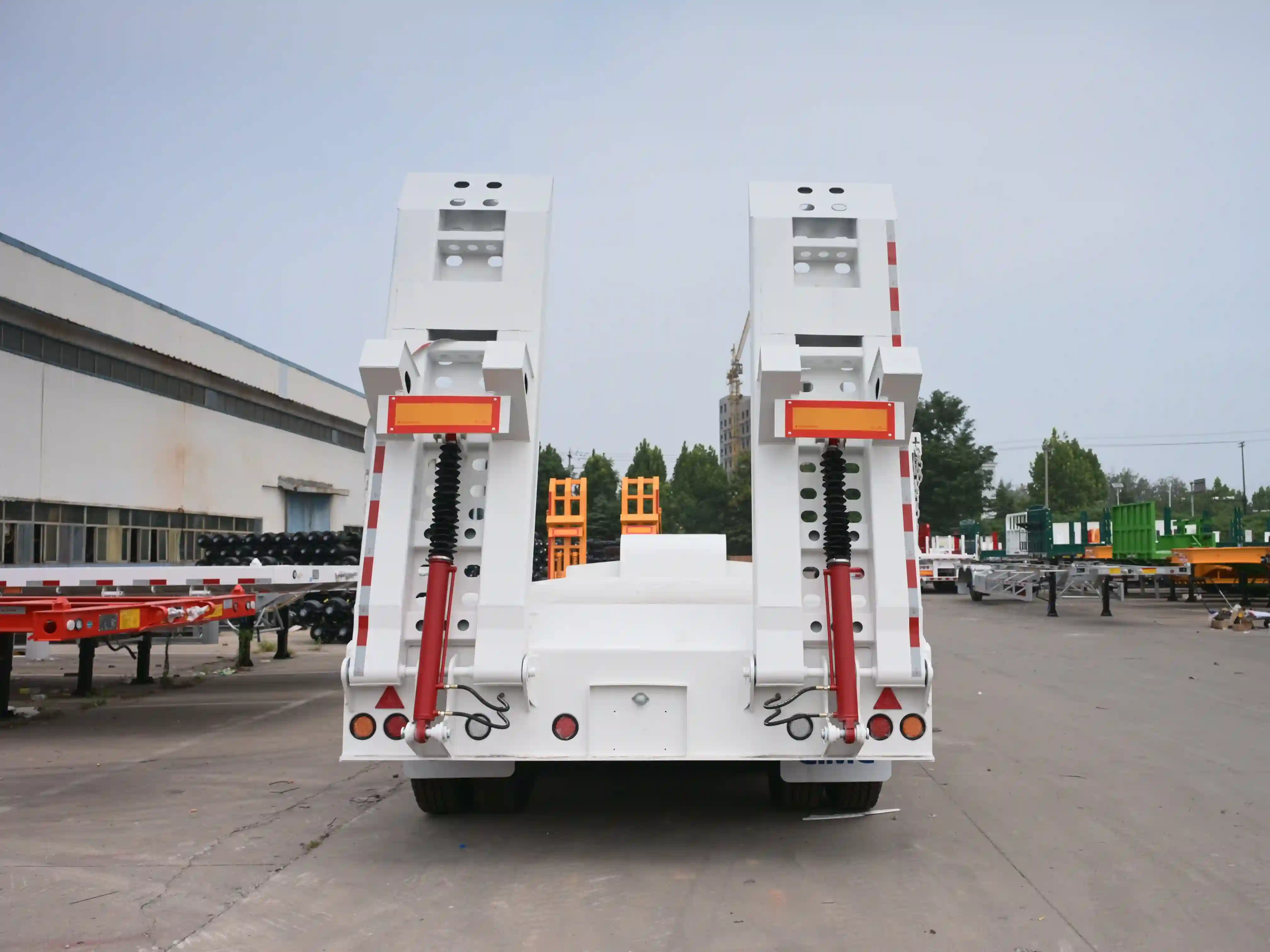 Semi-Trailer Lowbed Gooseneck 3 Gandar dengan Ramp Hidraulik