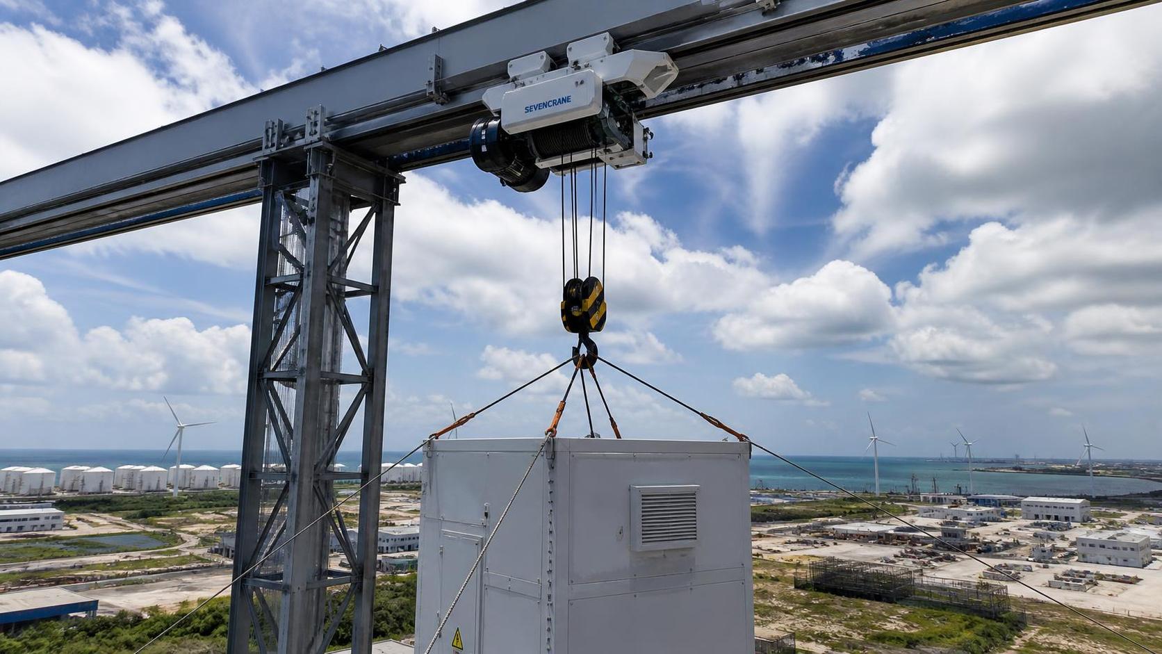 Is an Outdoor-Rated Hoist Safe in High-Wind Areas?