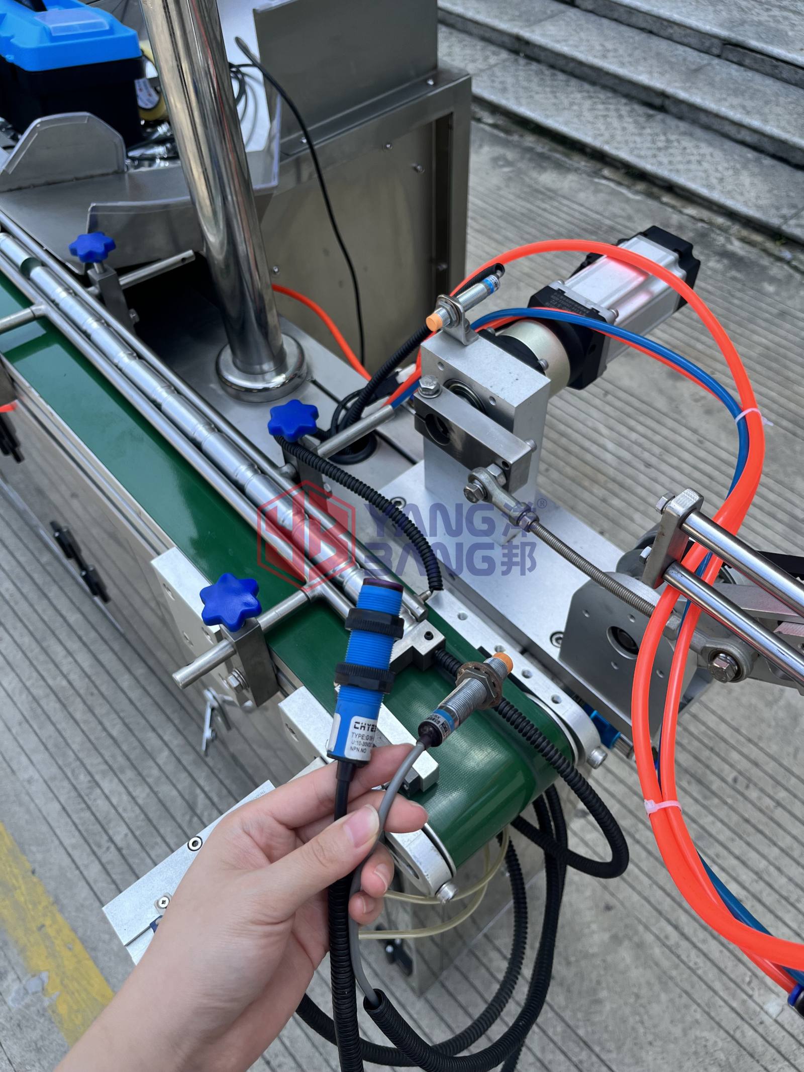 YB-LPC Automatic Bottle Unscrambler High Speed Plastic Round Bottle Sorting Machine for Beverage and Personal Care Line