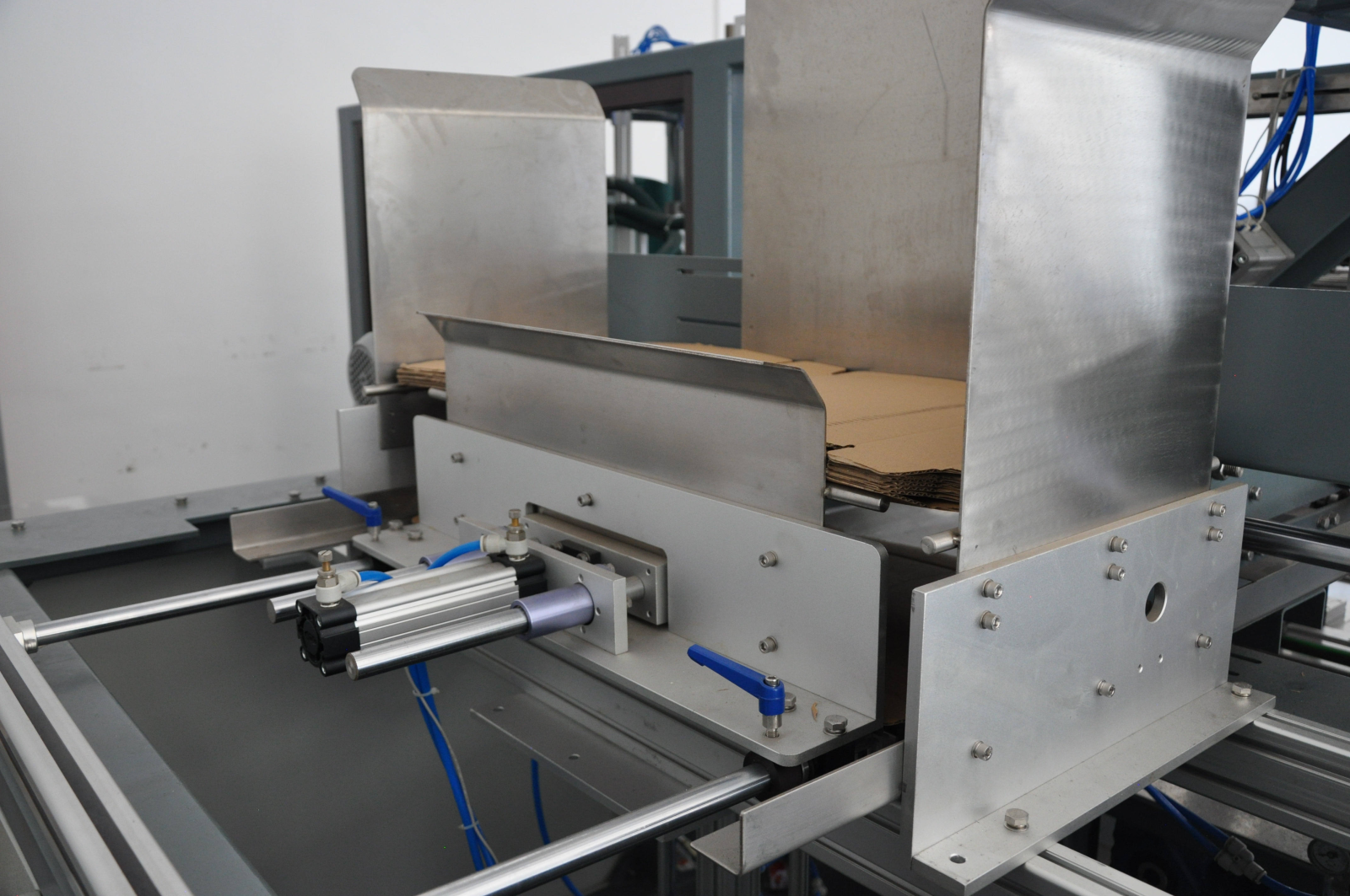 YB-YZX High Speed Automatic One-piece Case Packing Machine with PLC Control Wrap-around Cardboard Box Packer for Bottles