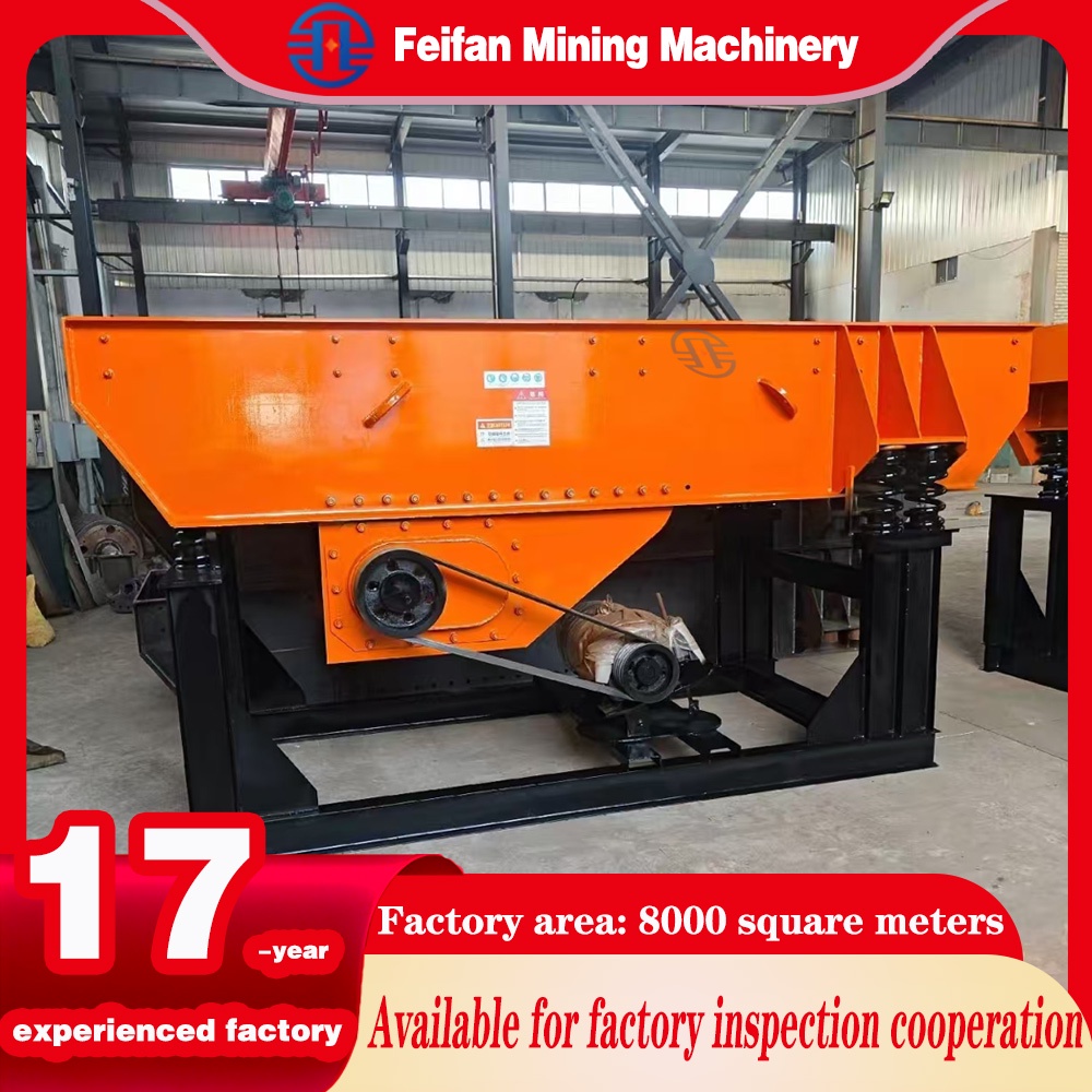 Machine compacte à structure optimisée, peu encombrante, à amplitude réglable pour les petites exploitations de carrière et le traitement du minerai