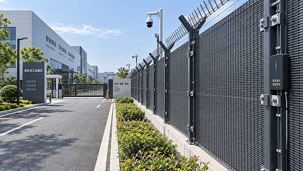 Which wire mesh for fencing suits high-security boundary projects?