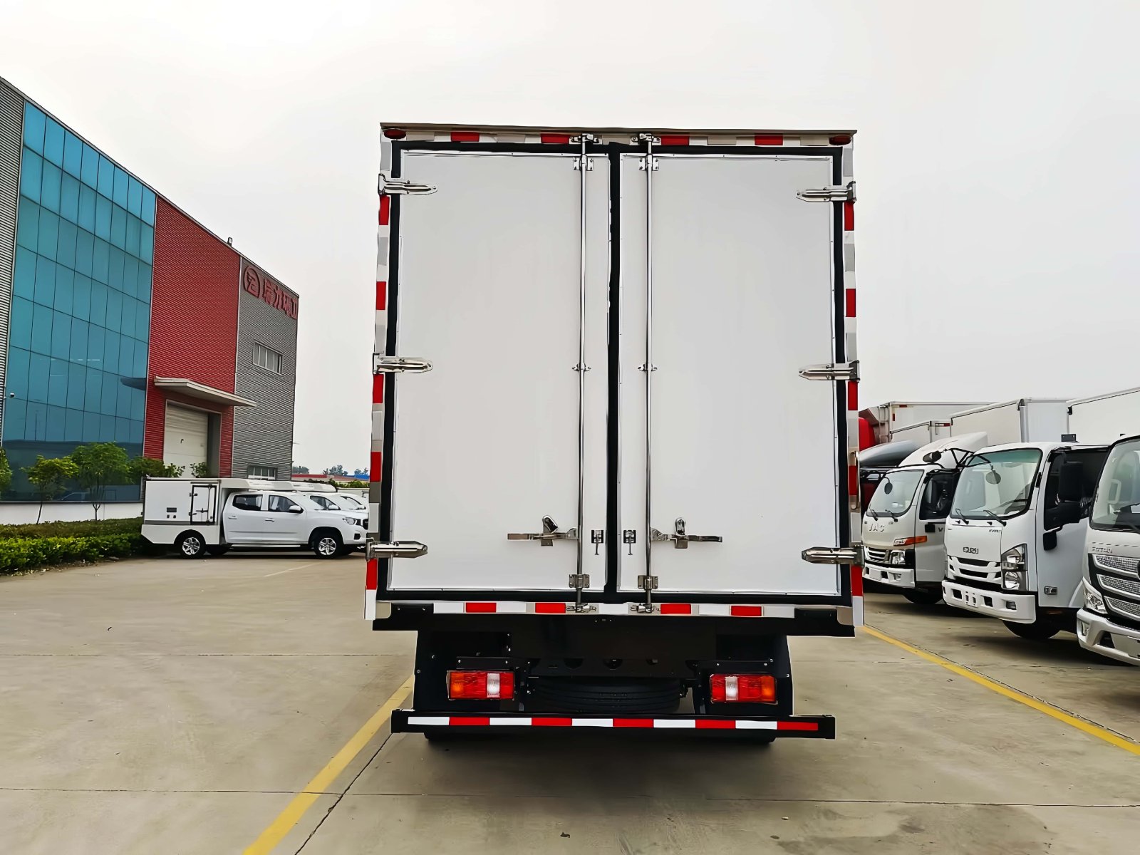 شاحنة مبردة HOWO 4x2 10 طن