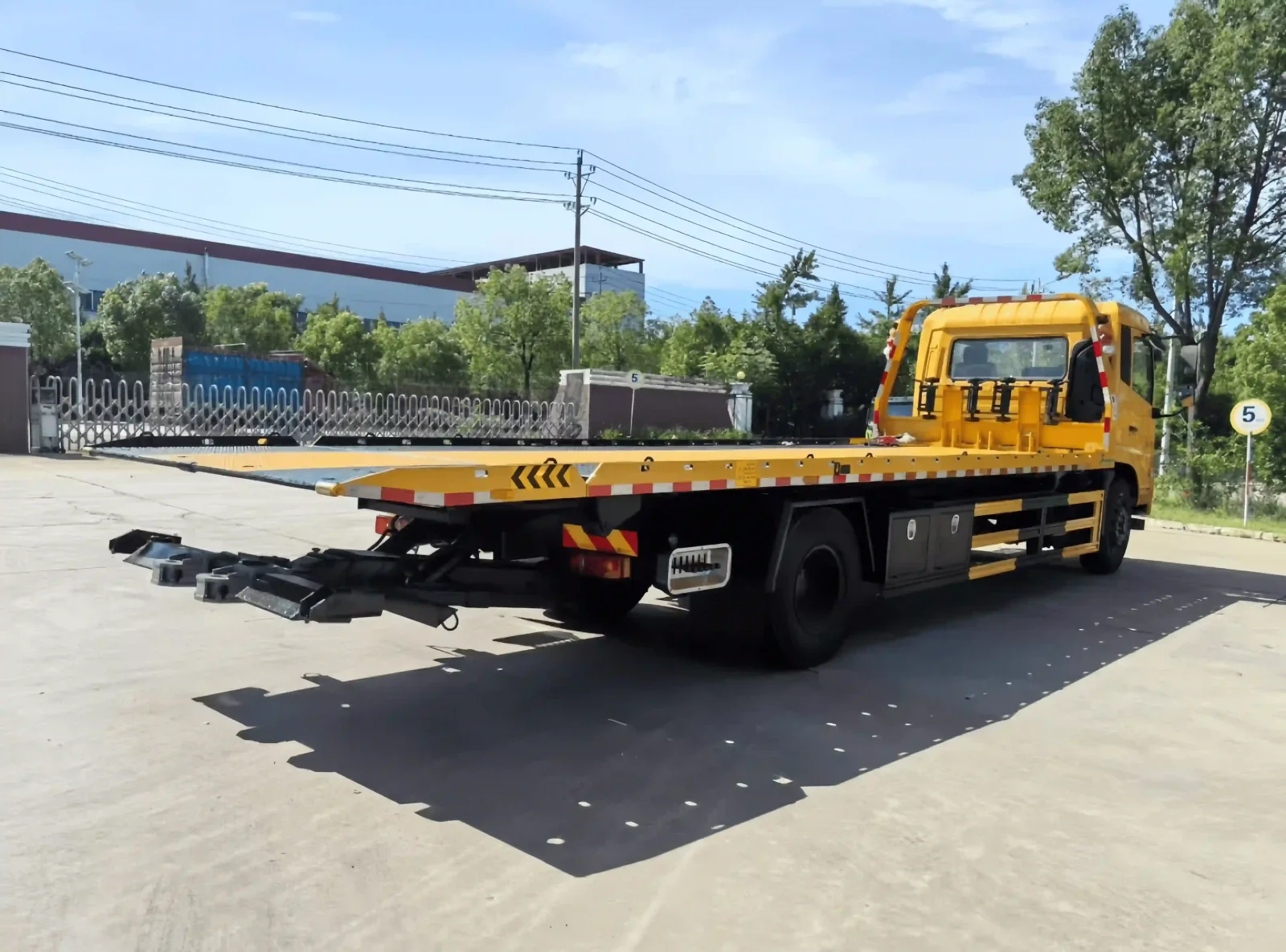 شاحنة سحب مستعملة DONGFENG 4x2 بحمولة 10-أطنان ذات منصة مسطحة