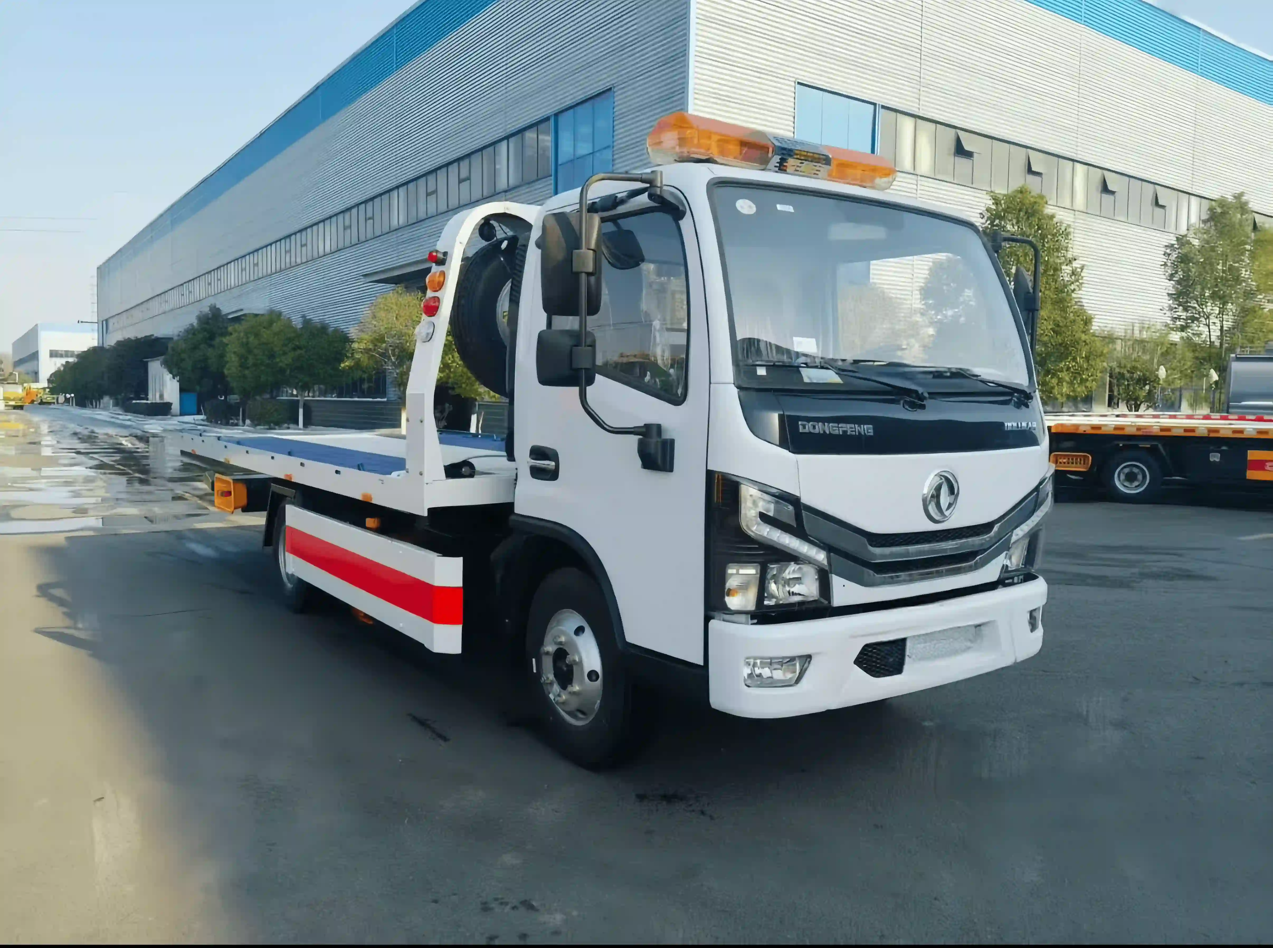 ​ شاحنة سحب بمنصة مسطحة DONGFENG 4x2 مستعملة