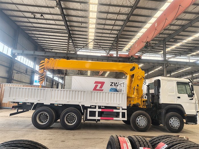 شاحنة HOWO 375 مع رافعة ذراع مستقيم XCMG