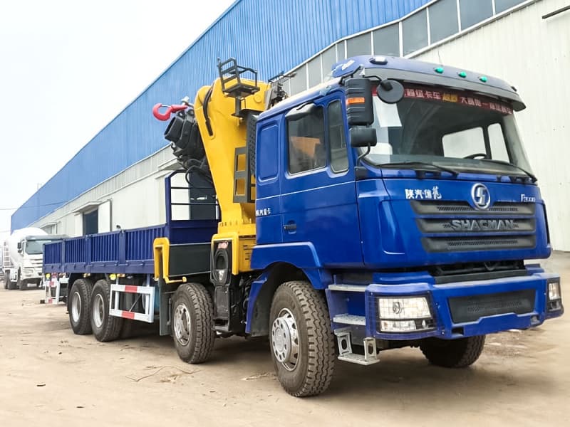 شاحنة SHACMAN F3000 مثبت عليها رافعة