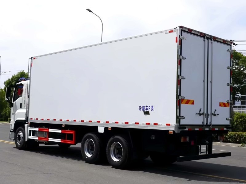 شاحنة مبردة ISUZU GIGA 6x4 بحمولة 15 طن