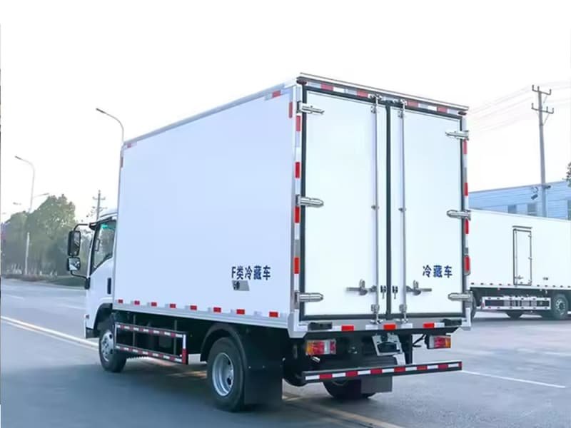 شاحنة مبردة ISUZU 4x2 بسعة 8-Ton