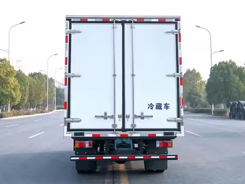 شاحنة مبردة ISUZU 4x2 بسعة 8-Ton