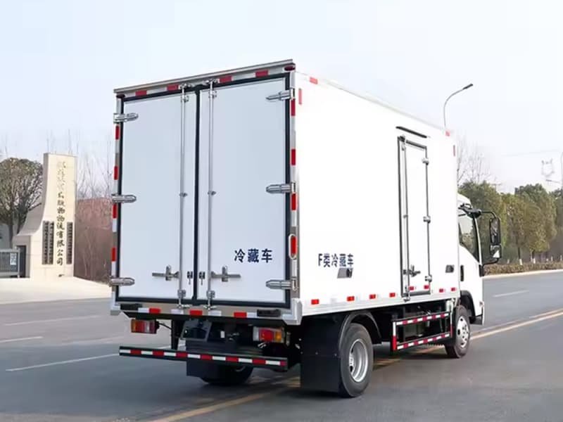 شاحنة مبردة ISUZU 4x2 بسعة 8-Ton