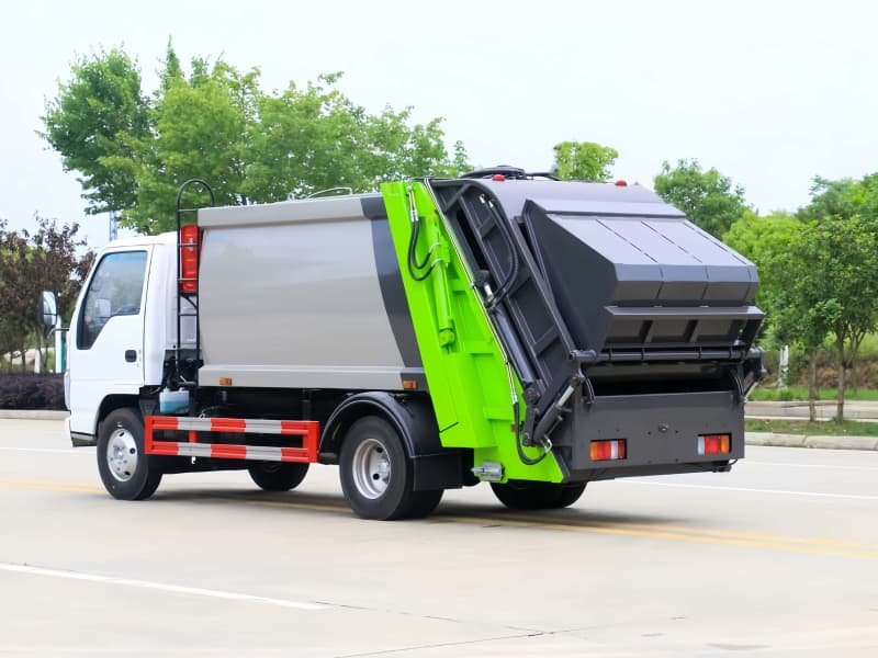 شاحنة ضغط النفايات ISUZU 6CBM