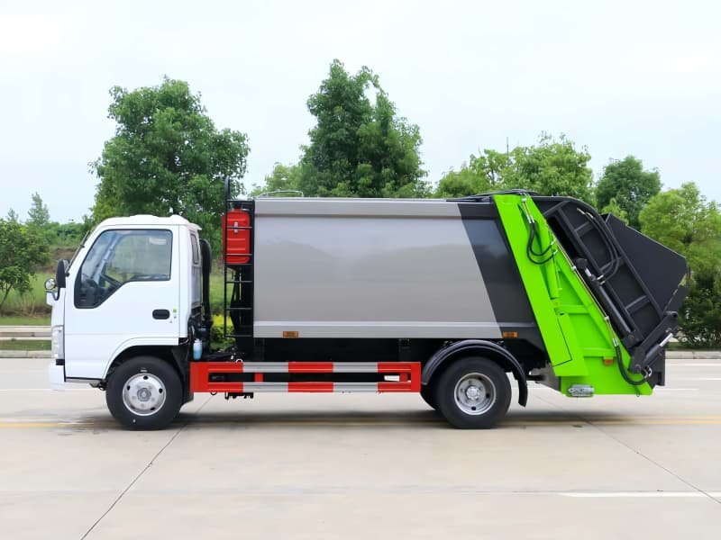 شاحنة ضغط النفايات ISUZU 6CBM