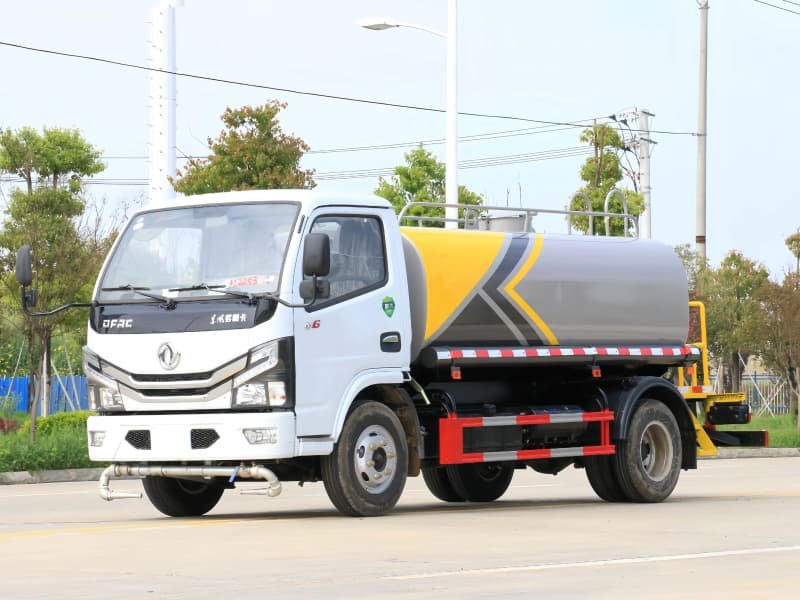 شاحنة رش مياه مستعملة DONGFENG 4x2 5cbm