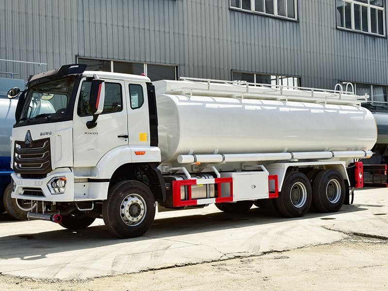 شاحنة صهريج وقود SINOTRUCK HOWO NX 300HP
