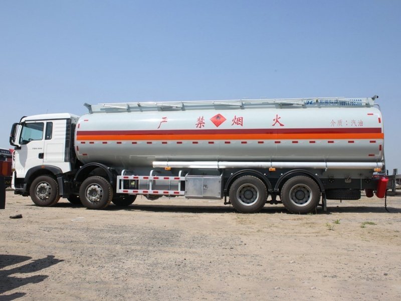 شاحنة صهريج وقود SINOTRUCK HOWO 8x4